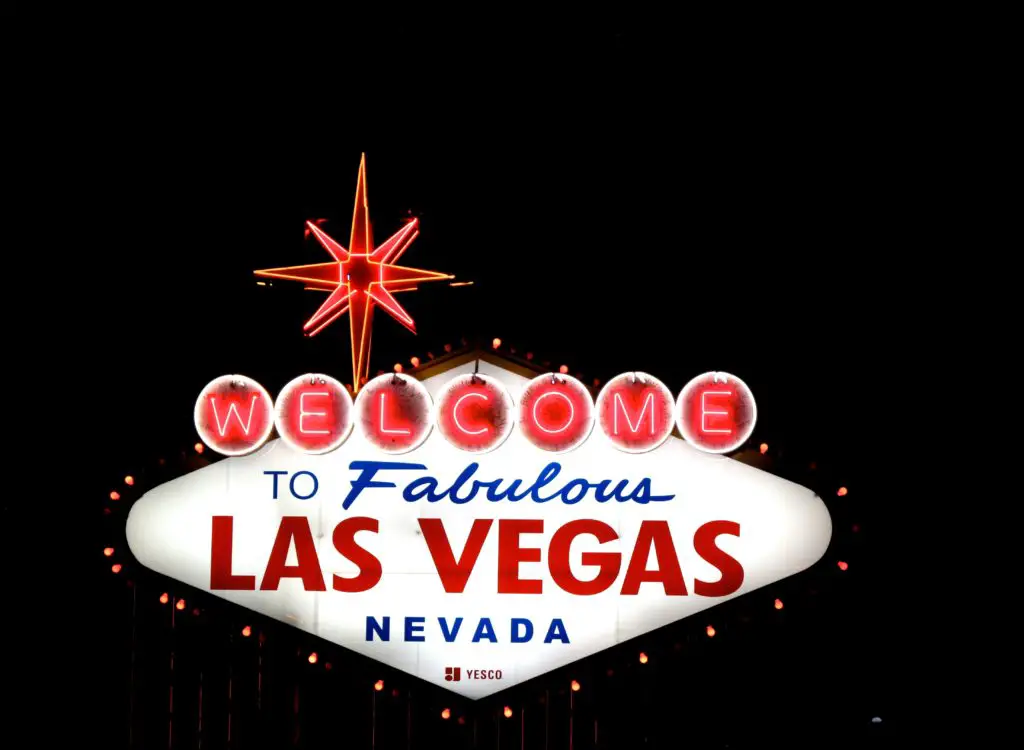 the las vegas sign lit up at night