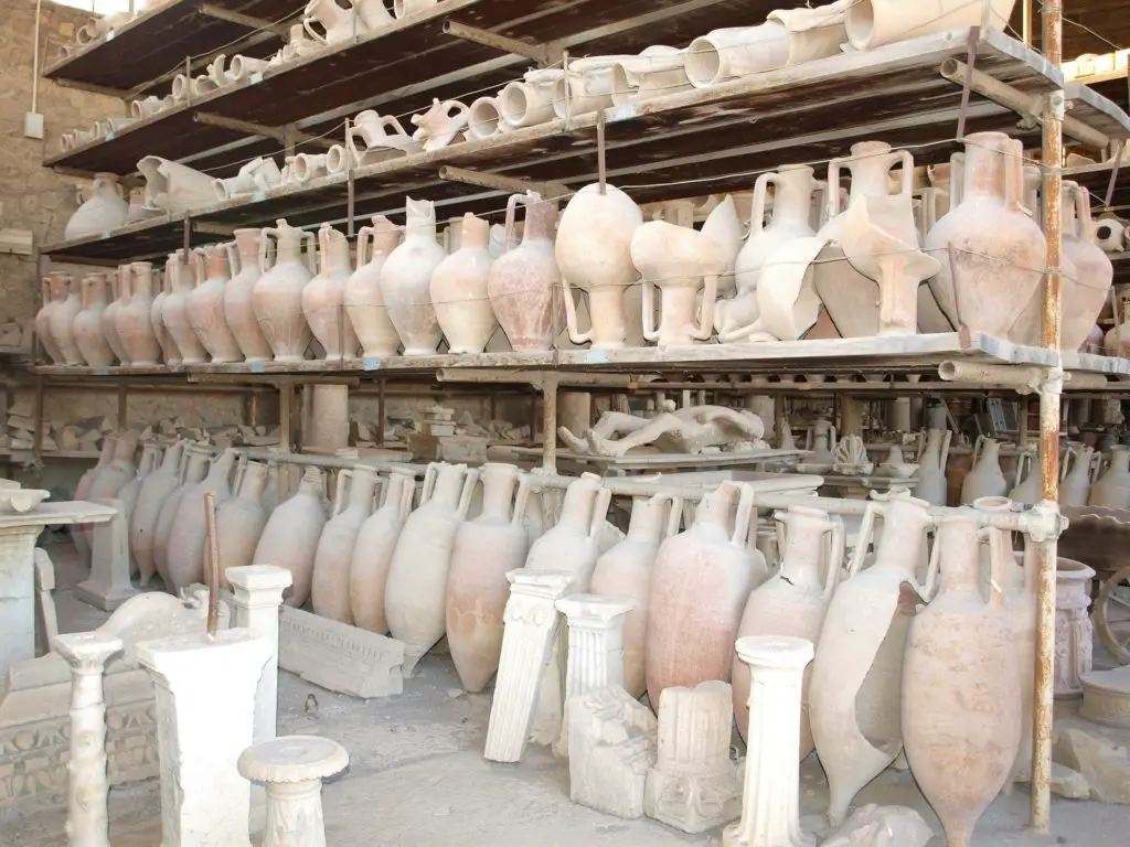 ancient pottery at pompeii