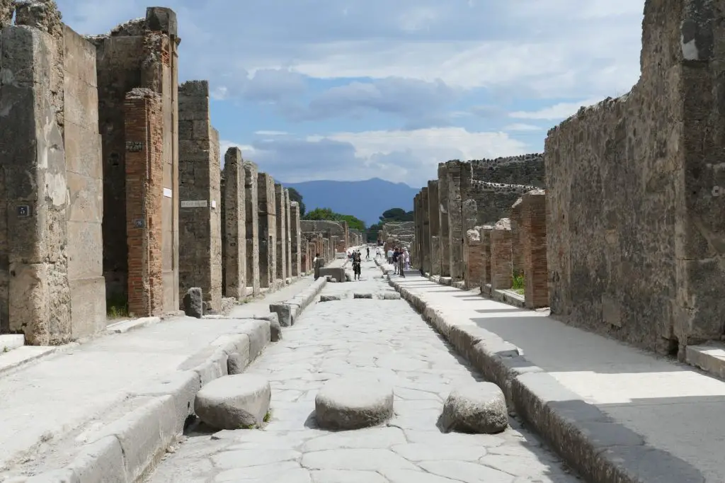 street in the city of pompeii