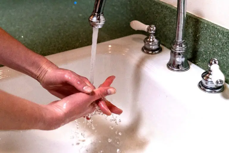 wash your hands to avoid getting sick while traveling

