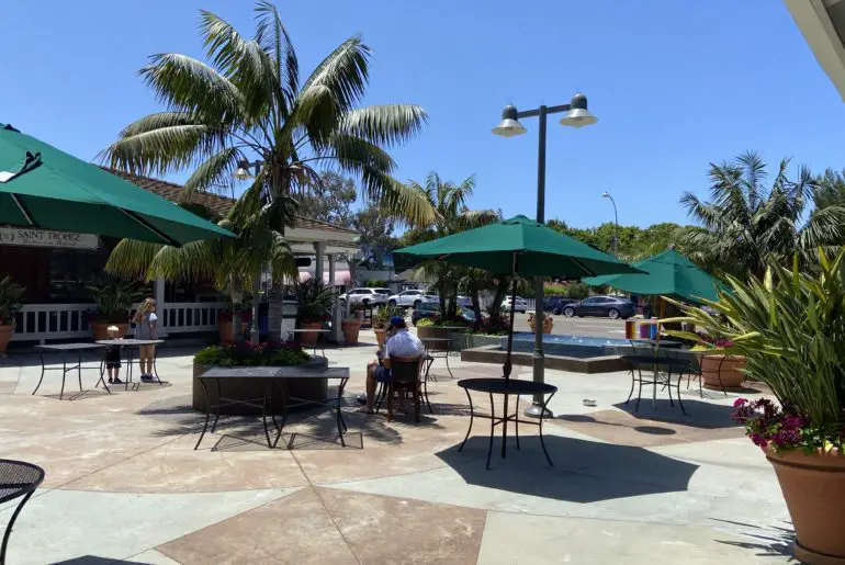 outdoor dining and shopping in encinitas