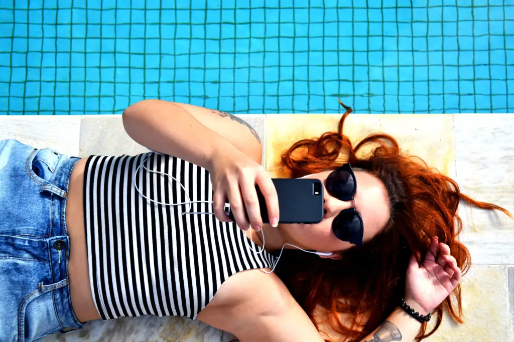 woman searching for biodegradable sunscreen