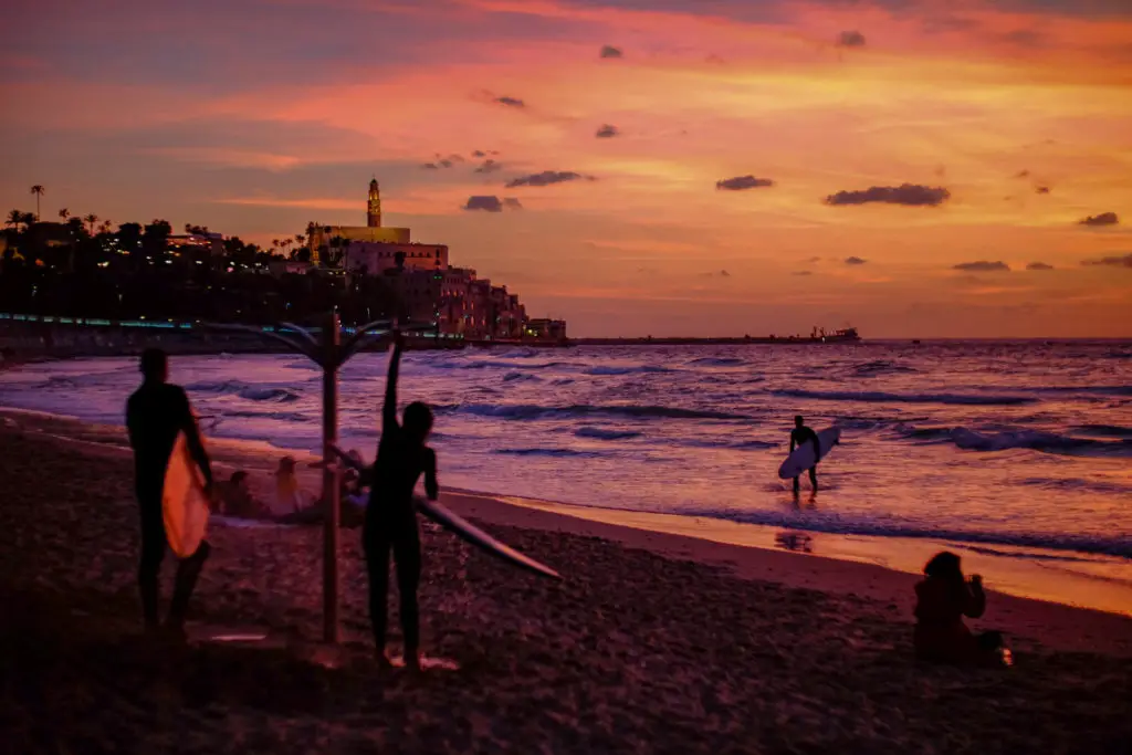 keep hair healthy at the beach by rinsing your hair and washing out the salt